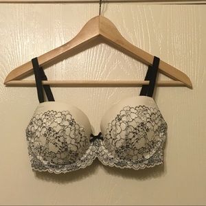 Victoria’s Secret dream angel Demi bra